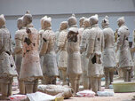 800px-Terracotta_army_xian_assembling_warriors.jpg
