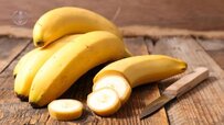 banana-on-wood-background.jpg