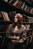 عکس-پروفایل-دختر-در-کتابخانه-32.jpg